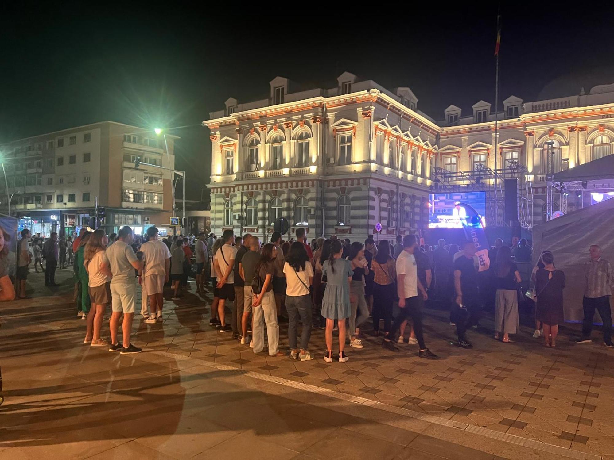 Central Trei Camere باكاو المظهر الخارجي الصورة